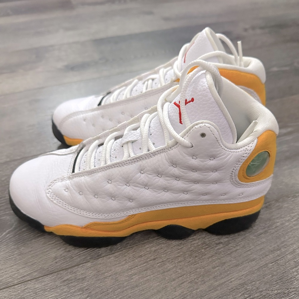 Youth Jordan 13 Retro Del Sol White/University Ylw-Del Sol
Size: 7 woman's, 5.5Y